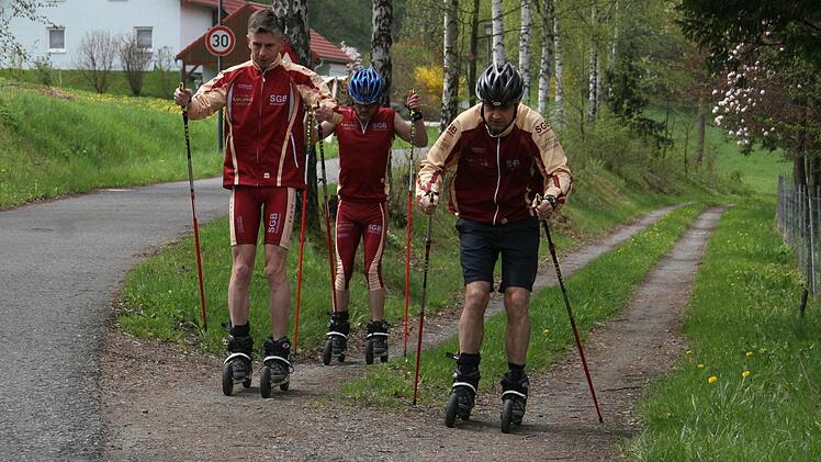 Das macht Spaß: Rüdiger Bauer, Harald Schricker und Oliver Hempfling (von links) probieren die Cross-Skates auf asphaltierten Straßen und beim Querfeldein-Training. Fotos: Sonja Adam