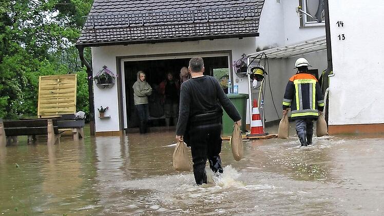 Mit Sandsäcken kämpften Bewohner und Feuerwehrmänner gegen die Fluten an. Foto: Andreas Dorsch