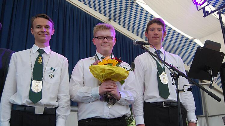 Oliver Zirnkilton (Mitte) ist neuer Jungschützenkönig. Links der 1. Ritter Maximilian Schober, rechts 2. Ritter Christian Blasberg. Fotos: Oliver Schmidt