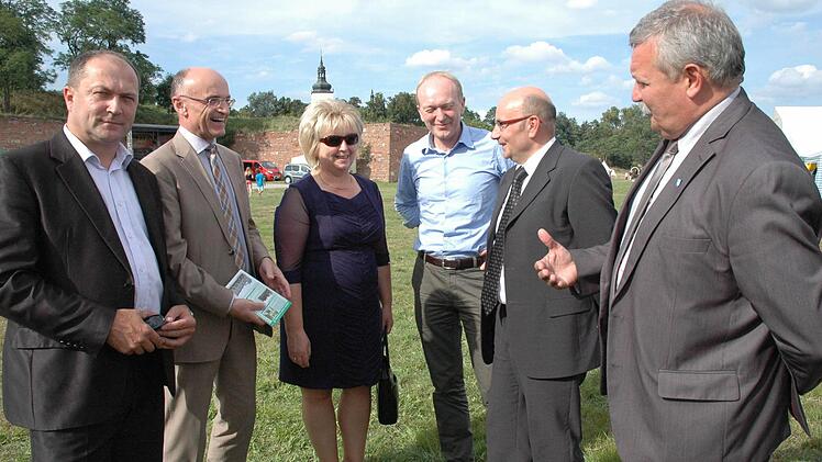 Herzlicher Empfang auf dem "Jarmark nad Liswarta" in Lipie. Unser Bild zeigt (von links) stellvertretenden Landrat Henryk Kiepura, Landrat Wilhelm Schneider, Ge-meindevorsteherin der Gemeinde Lipie Bozena Wieloch, Geschäftsleiter des Landratsam-tes Haßberge Horst Hofmann, Dolmetscher Jaroslaw Gazdzicki und Landrat Roman Minkina.