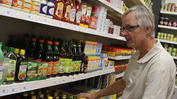 Günther Spahn prüft die Produkte.