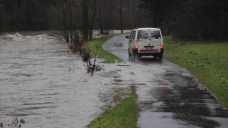 Oberhalb des gebrochenen Wehrs trat die Wilde Rodach über die Ufer. Foto: Friedwald Schedel