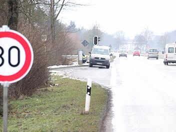 Die Ampelanlage in Dörfles war kaputt. Deshalb galt für einige Tage Tempo 30. Am Mittwoch war ein Servicetechniker vor Ort und konnte den Fehler in der Steuerung beheben.  Foto: Friedwald Schedel