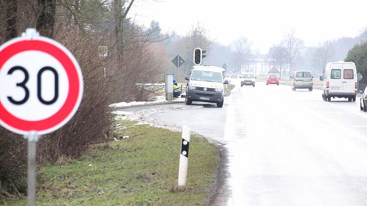 Die Ampelanlage in Dörfles war kaputt. Deshalb galt für einige Tage Tempo 30. Am Mittwoch war ein Servicetechniker vor Ort und konnte den Fehler in der Steuerung beheben.  Foto: Friedwald Schedel