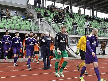 Vor der spärlichen Kulisse von nur 115 Zuschauern führte FCE-Kapitän Mirza Mekic (r,) seine Mannschaft aufs Feld. Fotos: sportpress