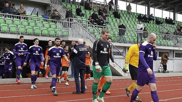 Vor der spärlichen Kulisse von nur 115 Zuschauern führte FCE-Kapitän Mirza Mekic (r,) seine Mannschaft aufs Feld. Fotos: sportpress