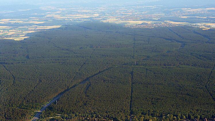 Über die Natosiedlung fällt der Blick über den Hauptsmoorwald Richtung Süden. Entlang des Frankenschnellwegs soll sich die Ostumfahrung erstrecken. Im Hintergrund: Strullendorf und Hirschaid.  Foto: Ronald Rinklef