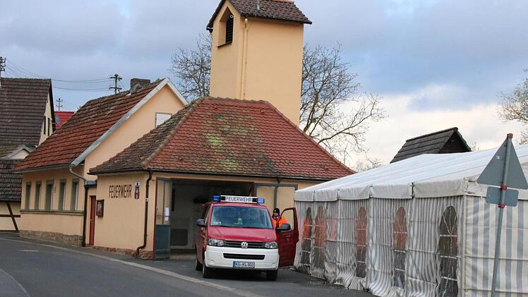 Neben dem Feuerwehrhaus steht bereits das Festzelt. Foto: Ralf Ruppert