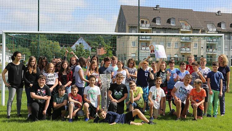 Die Sechstklässler der Mittelschule Ebersdorf bei Coburg freuen sich über ihren dritten Platz. Foto: Barbara Herbst