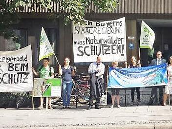 Vor Beginn der Verhandlung in München demonstrierten rund 25 Naturschützer beim Gerichtsgebäude dafür, dem als besonders artenreich und wertvoll geltenden Waldgebiet bei Ebrach wieder einen Schutzstatus zu verleihen. Der Protest blieb ohne Erfolg, denn das Gericht gab den Naturschützern nicht recht. Die Gegner des Schutzgebietes behielten die Oberhand. Die Kontroverse um den Steigerwald geht aber weiter.  Foto: BN