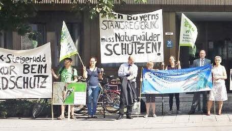 Vor Beginn der Verhandlung in München demonstrierten rund 25 Naturschützer beim Gerichtsgebäude dafür, dem als besonders artenreich und wertvoll geltenden Waldgebiet bei Ebrach wieder einen Schutzstatus zu verleihen. Der Protest blieb ohne Erfolg, denn das Gericht gab den Naturschützern nicht recht. Die Gegner des Schutzgebietes behielten die Oberhand. Die Kontroverse um den Steigerwald geht aber weiter.  Foto: BN