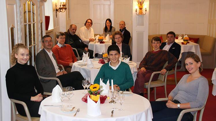 Sie sind der KlavierOlymp 2016: vorne (v. l.): Elisabeth Brau&szlig;, Kaan Baysal und annika Treutler; Mitte: Intendant Tilman Schl&ouml;mp, Thomas Schuch, Nikolay Khozyainov, Julian Trevelyan und Hausherr Christian Weghofer; hinten die Jury mit Thomas Ahnert, Michael Stallknecht, Xenia Groh-Hu und Ulrich Hauschild. Foto: Jule .Albert