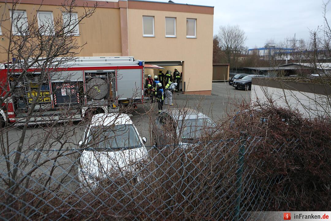Gefahrgutaustritt im Gewerbepark - Unbekannter Stoff in Firmengebäude ausgelaufen