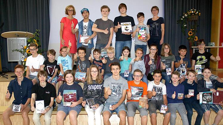 Mathematik? Daumen hoch! Alle Preisträger vom Haßfurter Regiomontanusgymnasium können stolz sein, denn beim diesjährigen "Känguru-Wettbewerb" erzielten sie wieder tolle Leistungen. Über den Erfolg freuen sich (die hauptverantwortliche Mathematiklehrerin Andrea Schellmann (hinten rechts) sowie Maria Eirich von der Schulleitung.  Foto: Ralf naumann