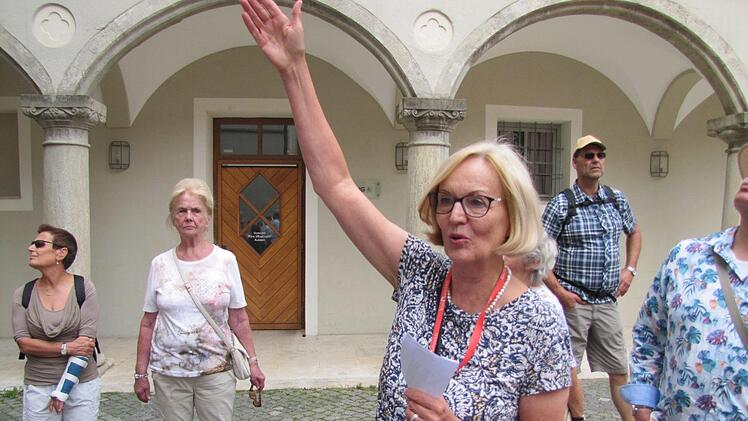 Gästeführerin Doris Urbanek in einem historischen Arkadenhof. Foto: Martin Koch