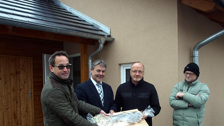 Die feierliche Schlüsselübergabe von Architekt  Kersten Schöttner und Bürgermeister Gerhard Wunder an den Vorsitzenden  der Dorfgemeinschaft, Wolfgang Kremer (v. l.)
