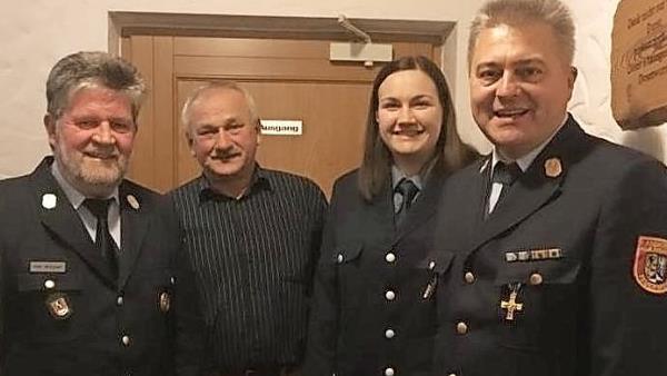 Einstimmig wurde Linda Müller zur Kommandantin der Freiwilligen Feuerwehr Heinersreuth gewählt. Unser Bild zeigt (von links) Kreisbrandmeister Wolfgang Kunert, Zweiten Bürgermeister Hermann Popp, Linda Müller und Kreisbrandinspektor Fritz Weinlein. Foto: Werner Reißaus