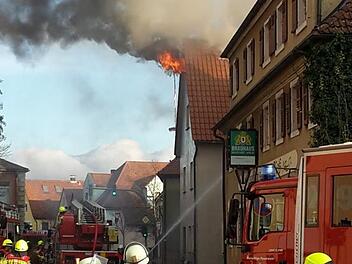 Am Dienstag brannte ein Haus in der Hauptstraße von Uehlfeld (Landkreis Neustadt/Aisch-Bad Windsheim). Foto: privat