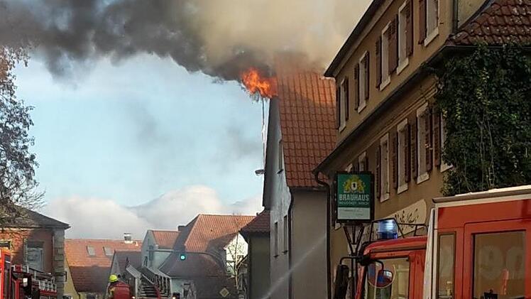Am Dienstag brannte ein Haus in der Hauptstraße von Uehlfeld (Landkreis Neustadt/Aisch-Bad Windsheim). Foto: privat