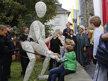 Die überlebensgroßen "Dundus", Figuren in geflochtener Struktur, haben in Lichtenfels im wahrsten Sinn des Wortes Menschen berührt, wie hier beim Korbmarkt 2014. Gibt es ein Wiedersehen? Archivbild: Matthias Hoch