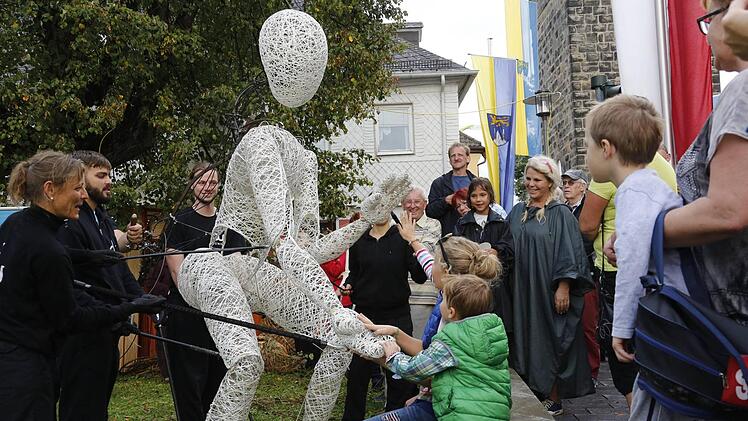 Die überlebensgroßen "Dundus", Figuren in geflochtener Struktur, haben in Lichtenfels im wahrsten Sinn des Wortes Menschen berührt, wie hier beim Korbmarkt 2014. Gibt es ein Wiedersehen? Archivbild: Matthias Hoch