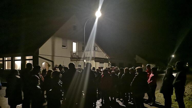 Die Umweltbildungsstätte Oberelsbach bot eine öffentliche Sternenführung  an, bei der es auch um Fragen zu einer Sternenparkgerechten Beleuchtung  ging. Dr. Joachim Schneider zeigte den Teilnehmern, wie faszinierend der  Rhöner Nachthimmel ist. Marion Eckert