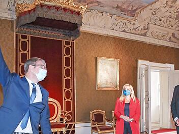 Kurator Sebastian Karnatz (links) führte die Minister Melanie Huml und Albert Füracker durch die restaurierte Residenz. Foto: Barbara Herbst