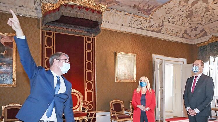 Kurator Sebastian Karnatz (links) führte die Minister Melanie Huml und Albert Füracker durch die restaurierte Residenz. Foto: Barbara Herbst