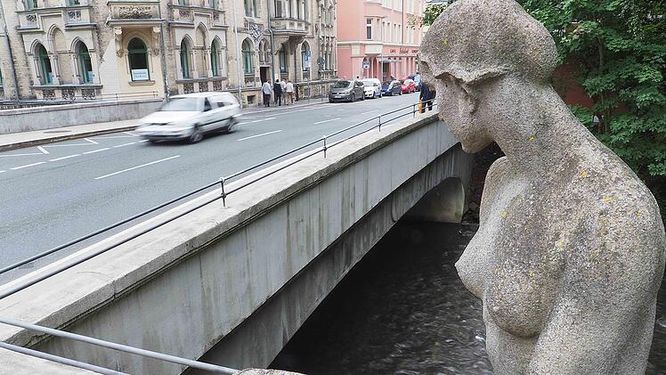 Die mit den Kult-Figuren: Die  Mohrenbrücke wird bald 100 Jahre alt. Ob es als Geburtstagsgeschenk die dringend benötigte Sanierung gibt? Möglich. Doch die Arbeiten werden eine längere Vollsperrung bedeuten; und weil die Brücke auf der Strecke von allen Stadtbuslinien liegt, ist das auch verkehrstechnisch ein kniffliges Unterfangen.  Außerdem feilt die Stadt noch an Plänen, um im Zuge der Brücken-Sanierung auch das Gebiet drumherum attraktiver zu gestalten -  etwa unter Einbeziehung des (städ...
