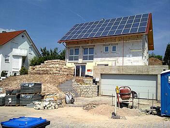 Die KfW-Bank unterstützt mit zinsgünstigen Krediten und Zuschüssen energieeffizientes Bauen.