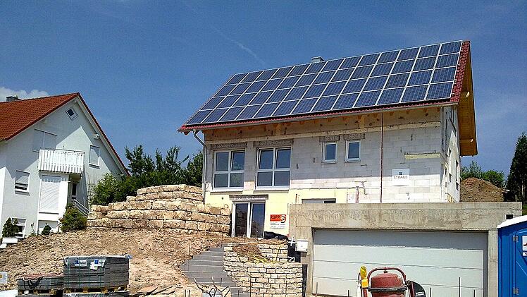 Die KfW-Bank unterstützt mit zinsgünstigen Krediten und Zuschüssen energieeffizientes Bauen.