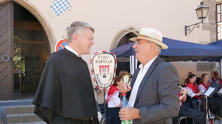 Der Vorsitzende des Festausschusses Paul Ziegler (rechts) im Gespräch mit P. Christian Rentsch. Foto: Heike Beudert