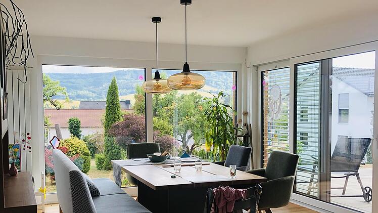 Der Innenraum im Anbau mit ebenerdigem  Zugang zur Terrasse und Garten. Foto: Julia Rott