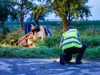 T&ouml;dlicher Unfall: Fahrzeug kommt auf der Seite im Graben zum Liegen