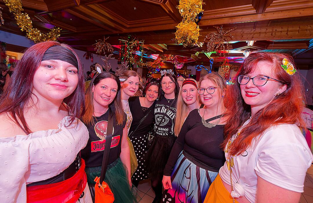 Drei Männerballetts, Musik von DJ Asti und vieles mehr gab es beim Weiberfasching!