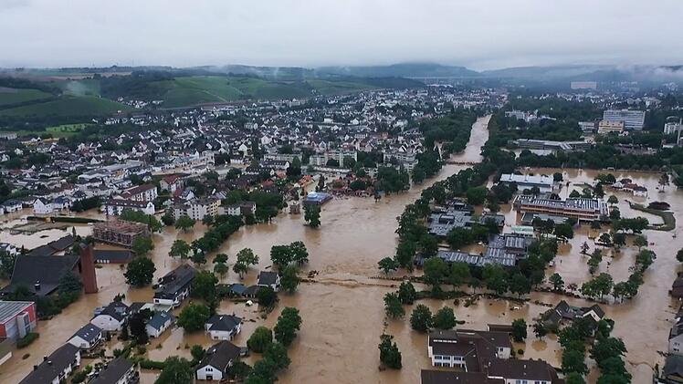 Eine Luftaufnahme zeigt, wie das Wasser die Stadt Bad Neuenahr vereinnahmte.