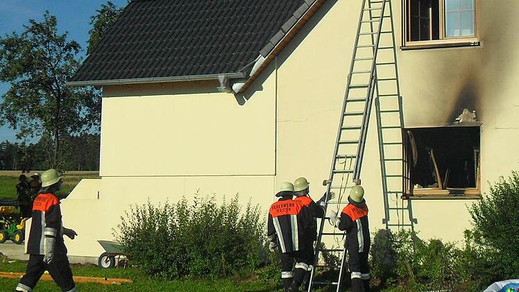 Feuerwehrleute durchsuchten die anderen Zimmer nach Personen.