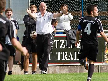Trotz vieler Rückschläge gab es beim TSV Steinberg mit Trainer Andreas Löhnert immer wieder Grund zum Jubeln. Verantwortlich dafür war bis zu seiner schweren Verletzung oft Holger Lang (rechts). Foto: Heinrich Weiß