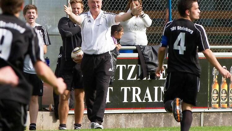 Trotz vieler Rückschläge gab es beim TSV Steinberg mit Trainer Andreas Löhnert immer wieder Grund zum Jubeln. Verantwortlich dafür war bis zu seiner schweren Verletzung oft Holger Lang (rechts). Foto: Heinrich Weiß