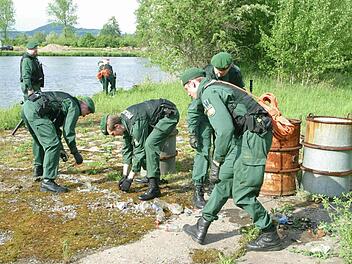 Die Polizei suchte rund um das Kraftwerk und entlang des Mains nach möglichen Spuren. Jeder Quadratmeter wurde unter die Lupe genommen.