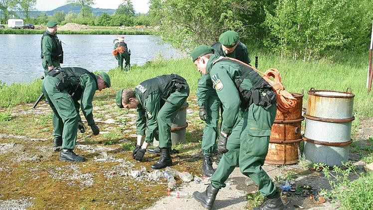 Die Polizei suchte rund um das Kraftwerk und entlang des Mains nach möglichen Spuren. Jeder Quadratmeter wurde unter die Lupe genommen.