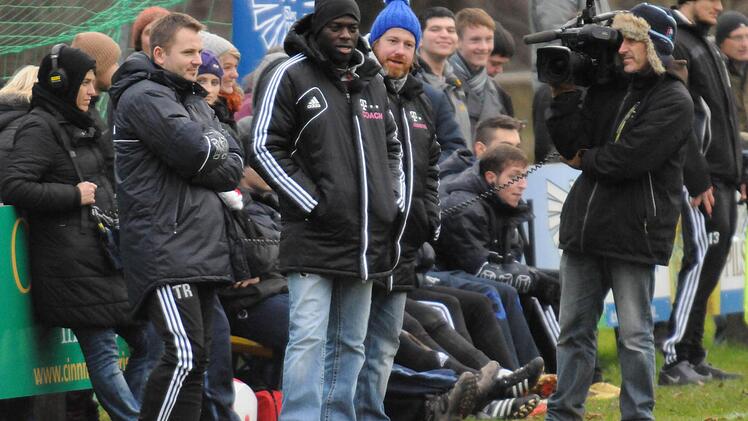 Bilder vom Aufenthalt von Hans Sarpei bei der DJK Kothen.