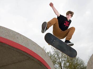 Zwei oder drei kleine Skate-Elemente, eine Sitzecke mit Überdachung, eine Slackline, dazu ein Basketballkorb und vielleicht eine Handy-Ladestation - diese Ausstattung wünschen sich die Jugendlichen für ihren Treffpunkt. Foto: Tobias Köpplinger