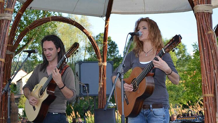 Suzan Baker & Dennis Lüddicke untermalten das Fest musikalisch mit ihrer Mischung aus Jazz, Rock und Latin Foto: Sina Mattheus