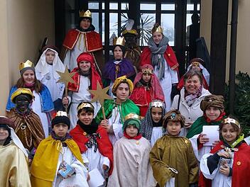Das Thema "Respekt" stand im Mittelpunkt der Sternsingeraktion 2016. Mit den Sternsinger-Spenden wird das Projekt "Palliri" im bolivianischen El Alto unterstützt. Hier werden 400 Kinder und Jugendliche betreut, die vom Land in die Stadt gezogen sind. Die Kinder werden gefördert, sie erfahren viel über ihr Land, die Kultur und die Traditionen und lernen vor allem den respektvollen Umgang miteinander. Sage und schreibe 20 Sternsinger machten sich am Dreikönigstag auf von Haus zu Haus. Darunter ...