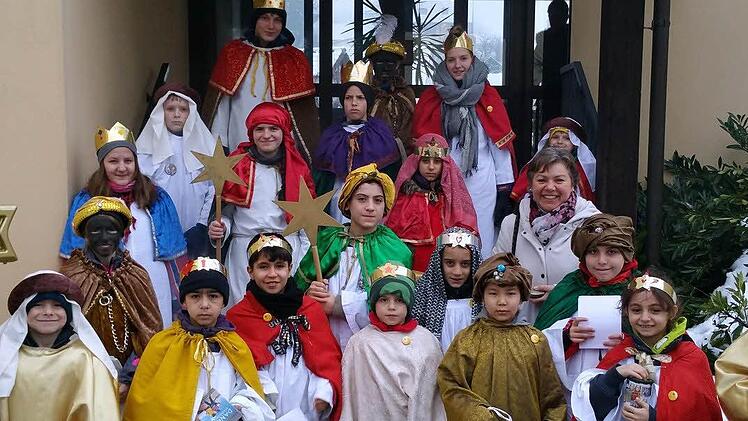 Das Thema "Respekt" stand im Mittelpunkt der Sternsingeraktion 2016. Mit den Sternsinger-Spenden wird das Projekt "Palliri" im bolivianischen El Alto unterstützt. Hier werden 400 Kinder und Jugendliche betreut, die vom Land in die Stadt gezogen sind. Die Kinder werden gefördert, sie erfahren viel über ihr Land, die Kultur und die Traditionen und lernen vor allem den respektvollen Umgang miteinander. Sage und schreibe 20 Sternsinger machten sich am Dreikönigstag auf von Haus zu Haus. Darunter ...
