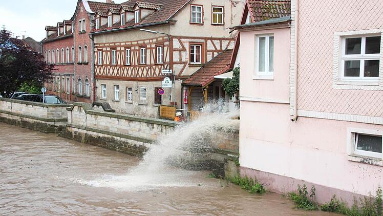 Das Wasser wurde aus Gullys in der Alten Bamberger Straße in die Haßlach gepumpt, um das Ablaufen des Wassers zu beschleunigen.  Foto: Friedwald Schedel