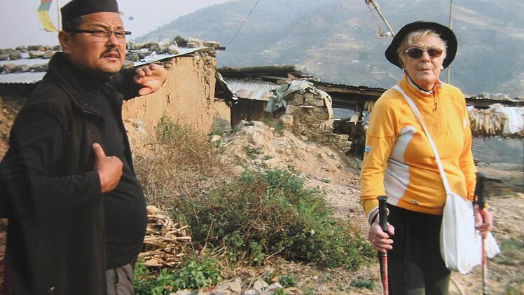 Der einheimisch Guide Jagat und Margret Thalmann im Bergdorf Cheete. Foto: BaSNET