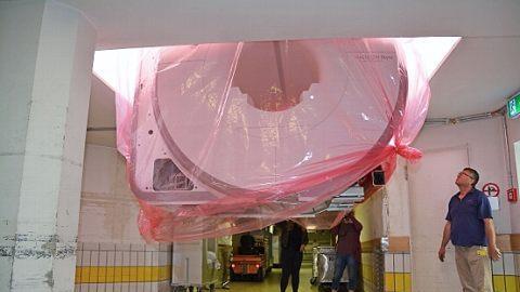 In der Schwebe: Das 1,5 Millionen Euro teure MRT-Gerät wird durch eine Deckenöffnung abgelassen. Foto: Frank Schmälzle