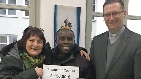 Petra Rohracker übergab an Patrick Niyigena eine Spende über 2150 Euro, über die sich auch Dekan Andreas Krefft freute. Foto: Sofia Trammer